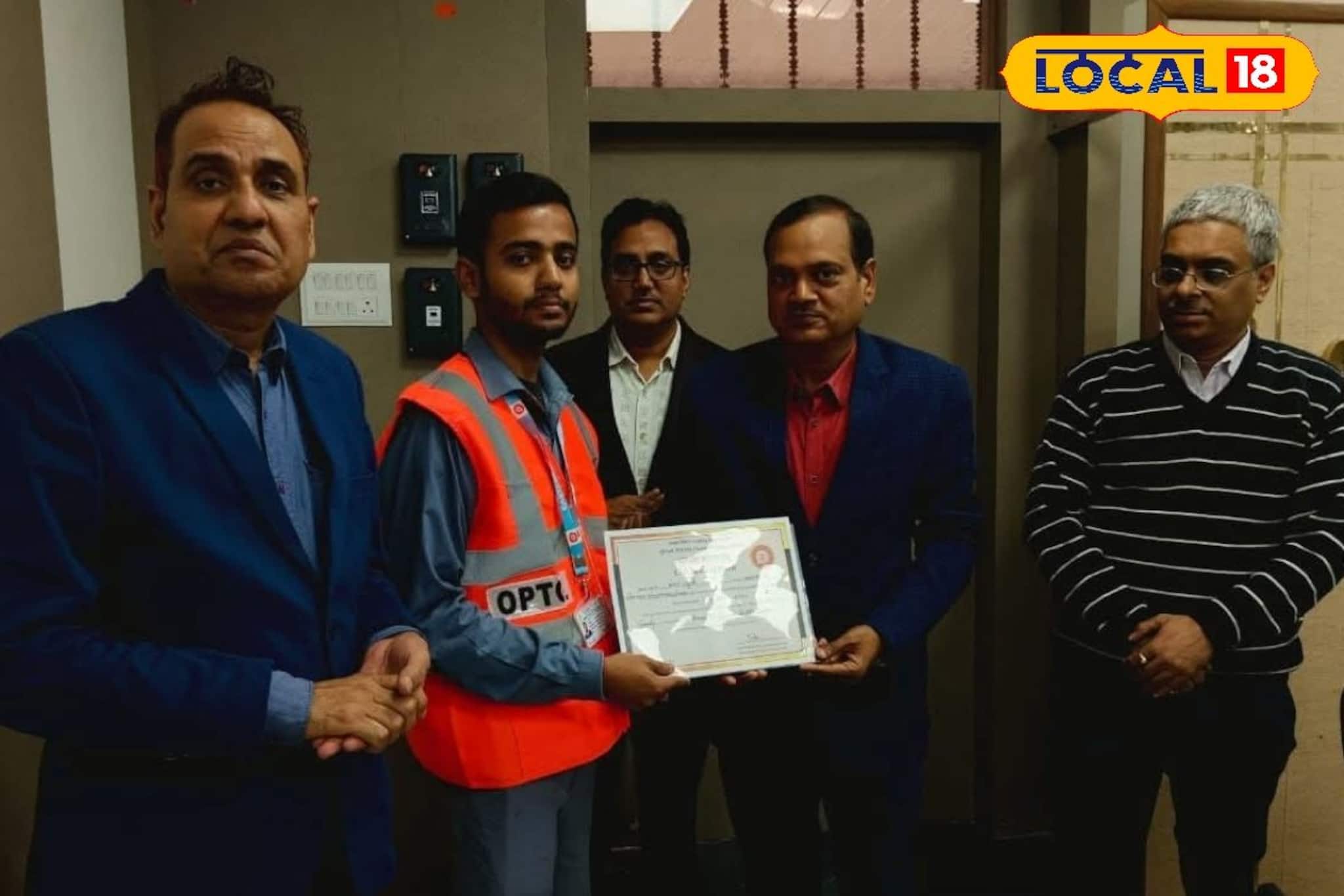 স্টেশনে মৃত্যুর মুখ থেকে বৃদ্ধা যাত্রীকে উদ্ধার করে নায়ক রেলের পয়েন্টসম্যান