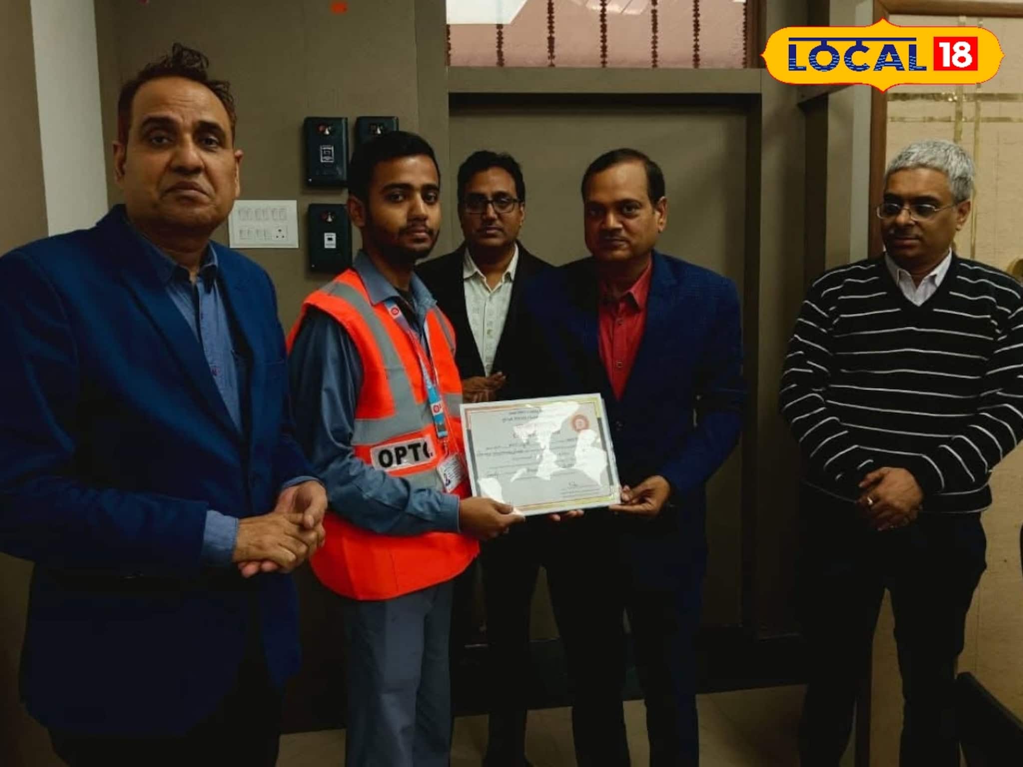 স্টেশনে মৃত্যুর মুখ থেকে বৃদ্ধা যাত্রীকে উদ্ধার করে নায়ক রেলের পয়েন্টসম্যান