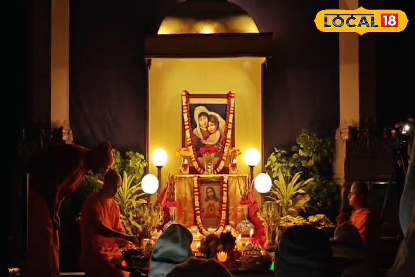 রীতি মেনে প্রতি বছরের মতো এই বছরও ২৫ ডিসেম্বরের আগেই, ২৪ ডিসেম্বর সন্ধ্যায় বেলুড় মঠে মহাসমারোহে যিশু পুজো শুরু হল। (ছবি ও তথ্যঃ রাকেশ মাইতি)