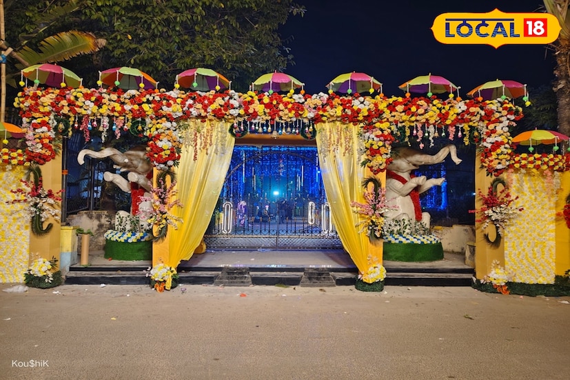 হাজির ক্রিসমাস। শীতের আমেজ গায়ে মেখে সেজে উঠেছে পার্ক স্ট্রিটের আদলে সেজে উঠেছে মুর্শিদাবাদ। (ছবি ও তথ্য - কৌশিক অধিকারী)