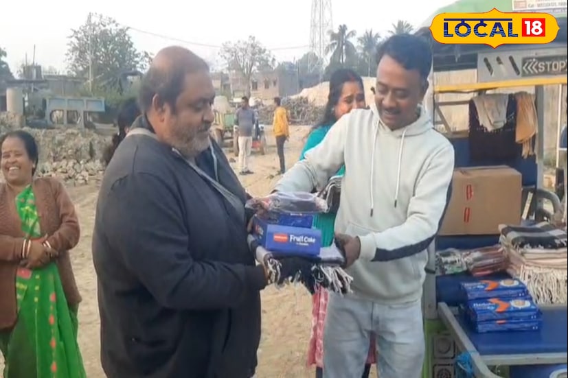 প্রচলিত আছে বড়দিনে মধ্যরাতে নাকি ঘুমের মধ্যে সান্তা লাল জামা লাল টুপি পড়ে ঝুলি নিয়ে নানা উপহার দিয়ে যায়। সেটা সত্যি কিনা জানা নেই অনেকের। কিন্তু বাস্তবের সান্তাদের দেখা গেল উপহারের বস্তা নিয়ে। (ছবি ও তথ্য: মৈনাক দেবনাথ)