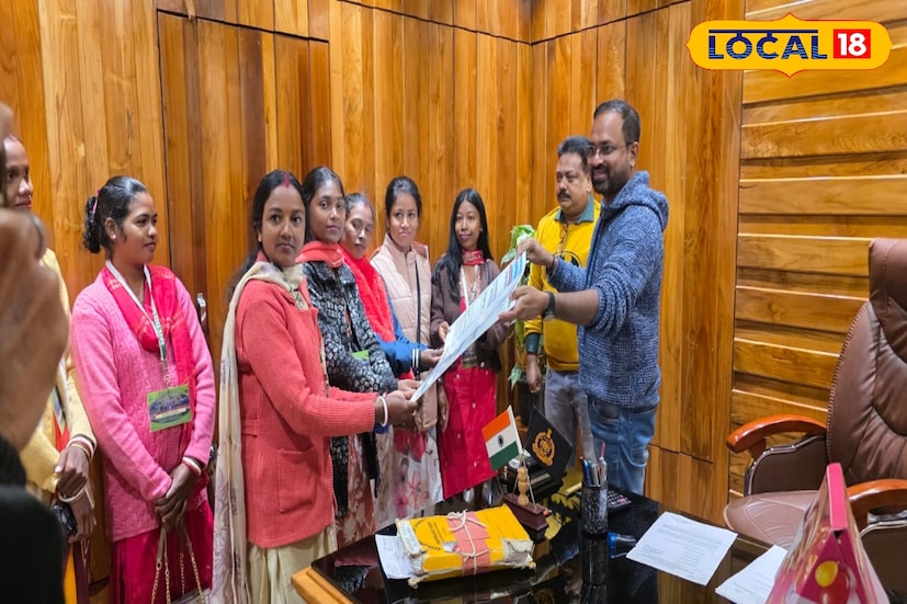 বড়দিনের উপহারে খুশি বনবস্তিবাসীরা। পর্যটকদের মনোরঞ্জনেই লক্ষলক্ষ টাকার চেক। খুশির জোয়ার বনবস্তিতে। বড়দিনে বনবস্তিবাসীদের মুখে হাসি ফোটাল জলপাইগুড়ি বন বিভাগ। (ছবি ও তথ্য: সুরজিৎ দে) বড়দিনের উপহারে খুশি বনবস্তিবাসীরা। পর্যটকদের মনোরঞ্জনেই লক্ষলক্ষ টাকার চেক। খুশির জোয়ার বনবস্তিতে। বড়দিনে বনবস্তিবাসীদের মুখে হাসি ফোটাল জলপাইগুড়ি বন বিভাগ। (ছবি ও তথ্য: সুরজিৎ দে)