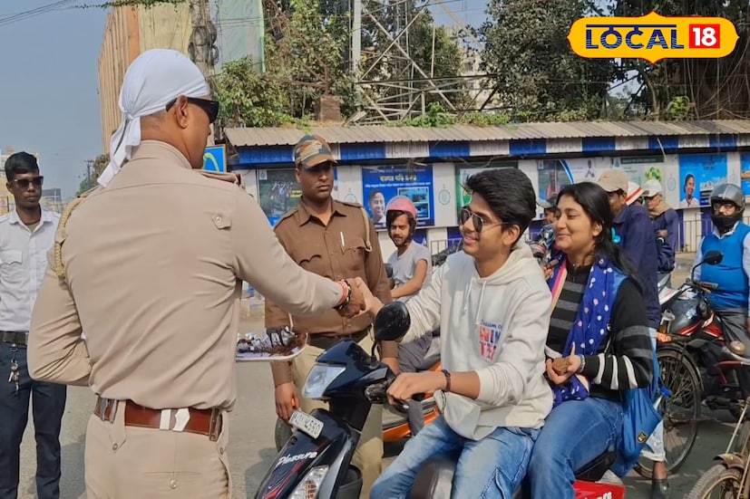 পথ নিরাপত্তা সম্পর্কে সচেতন করতে বিশেষ উদ্যোগ, পুলিশ ধরলে দিতে হচ্ছে না ফাইন উল্টে মিলছে উপহার। এবার বড়দিনে সান্টার ভূমিকায় পুলিশ। বড়দিনে বিশেষ চমক বীরহাটা ট্রাফিক পুলিশের। (ছবি ও তথ্য: সায়নী সরকার) পথ নিরাপত্তা সম্পর্কে সচেতন করতে বিশেষ উদ্যোগ, পুলিশ ধরলে দিতে হচ্ছে না ফাইন উল্টে মিলছে উপহার। এবার বড়দিনে সান্টার ভূমিকায় পুলিশ। বড়দিনে বিশেষ চমক বীরহাটা ট্রাফিক পুলিশের। (ছবি ও তথ্য: সায়নী সরকার)