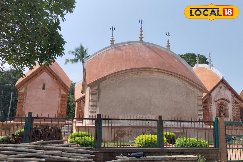 মুর্শিদাবাদ যাচ্ছেন শীতের ছুটিতে, হাতে একটা দিন সময় করে চলে যান চার বাংলাতে। আজিমগঞ্জে অবস্থিত এই চার বাংলা মন্দির। বাংলার নিজস্ব স্থাপত্যশৈলীতে তৈরি এই মন্দির প্রতিষ্ঠা করেছিলেন নাটোরের মহারানি ভবানী। 