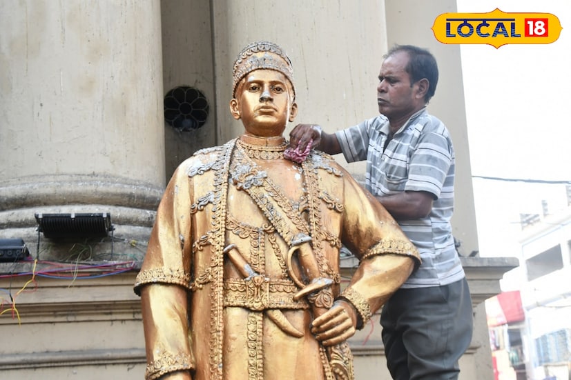লোকাল ১৮ বাংলার খবরের জের। অবশেষে পৌরসভার উদ্যোগে ঠিক করা হল কার্জন গেটের আলো। পুনরায় আলোকিত হয়ে উঠল বর্ধমানের এই ঐতিহ্য। পাশাপাশি স্থানীয় এক ব্যবসায়ীর উদ্যোগে পরিষ্কার করা হল রাজা-রানীর মূর্তি। (ছবি ও তথ্যঃ সায়নী সরকার)