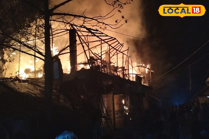 উত্তর ২৪ পরগনার হাসনাবাদ থানার অন্তর্গত পাটলিখানপুর গ্রাম পঞ্চায়েতের ট্যাংরা বাজার সংলগ্ন এলাকায় এদিন গভীর রাতে ভয়াবহ অগ্নিকাণ্ডের ঘটনা ঘটে। হঠাৎই একটি সেলাইয়ের কারখানায় আগুন ধরে যায় এবং মুহূর্তের মধ্যেই গোটা কারখানায় দ্রুত আগুন ছড়িয়ে পড়ে। (ছবি ও তথ্যঃ জুলফিকার মোল্যা)