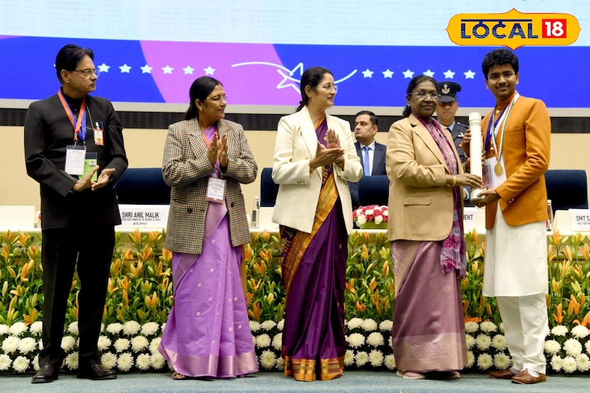 মাত্র ১৬ বছর বয়সেই তবলা শিল্পে অসাধারণ কৃতিত্ব ও সামাজিক দায়বদ্ধতার অনন্য দৃষ্টান্ত স্থাপন করে প্রধানমন্ত্রী রাষ্ট্রীয় বাল পুরস্কারে সম্মানিত হলেন নদিয়ার কিশোর তবলা বাদক সুমন সরকার। (ছবি ও তথ্যঃ মৈনাক দেবনাথ)