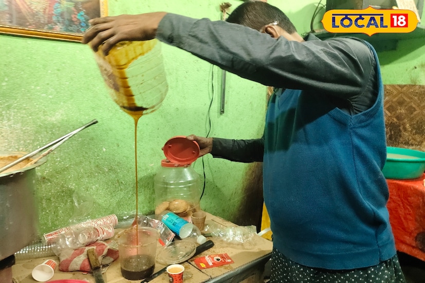 শীতকাল মানেই এক কাপ গরম চা আর সেই চায়ে যদি থাকে নলেন গুড়ের মিষ্টি সুবাস, তাহলে মুখে একগাল হাসি আসবেই। হারবাল চা, গ্রিন টি-সহ নানা ধরনের চায়ের চল থাকলেও ময়নাগুড়িতে আজও জনপ্রিয় দুধ চা ও লাল চা। তবে শীত এলেই এই চায়ের স্বাদকে আরও উন্নত করে তুলেছেন ময়নাগুড়ির বাজারের সুজয় চৌধুরী। (ছবি ও তথ্য - সুরজিৎ দে)