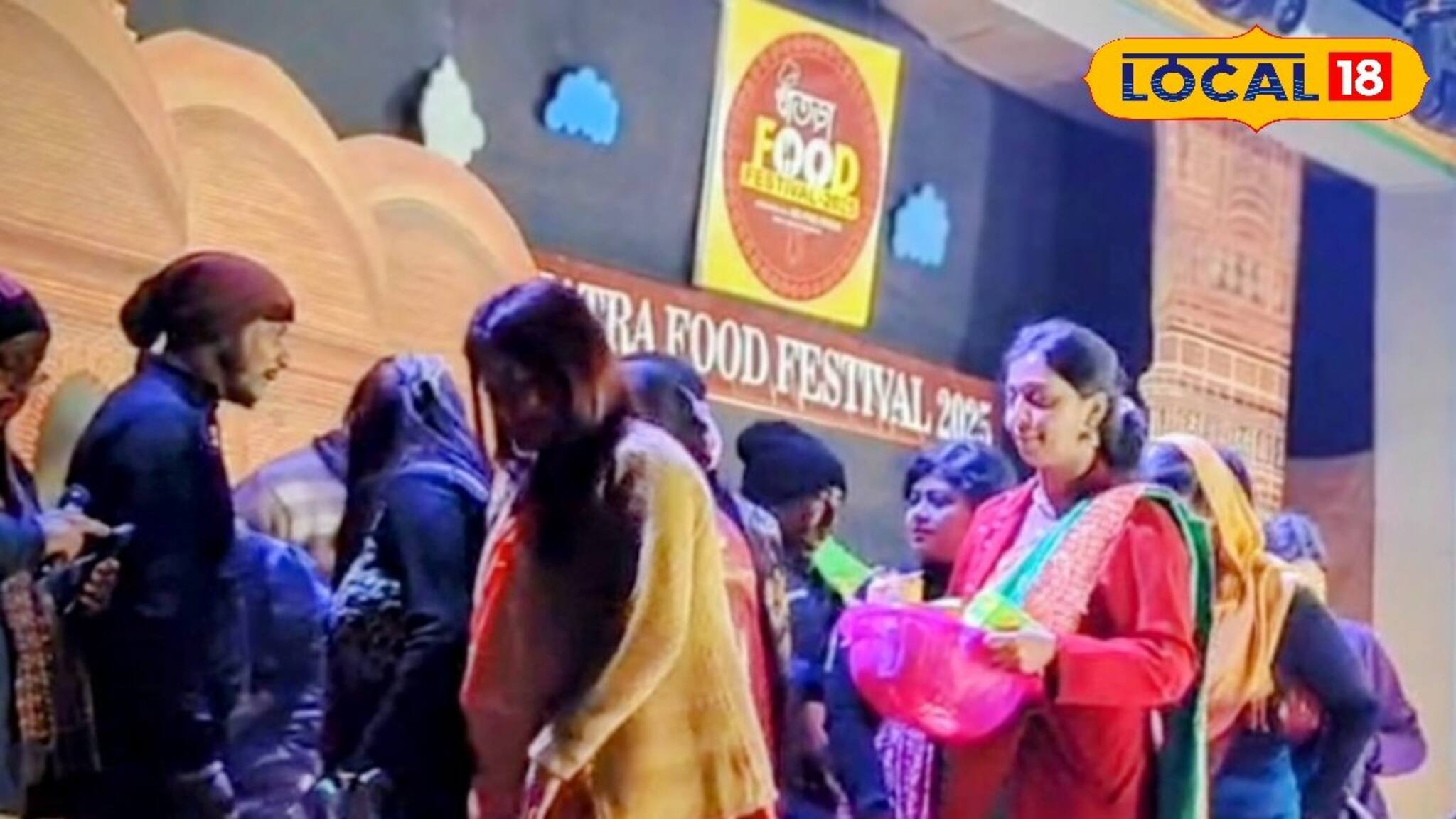 ফুচকা খাওয়া থেকে বালতিতে বল ছোড়া, ইশারায় গান,সিনেমা—খাতড়ার খাদ্য মেলায় জমজমাট ‘আমি দি