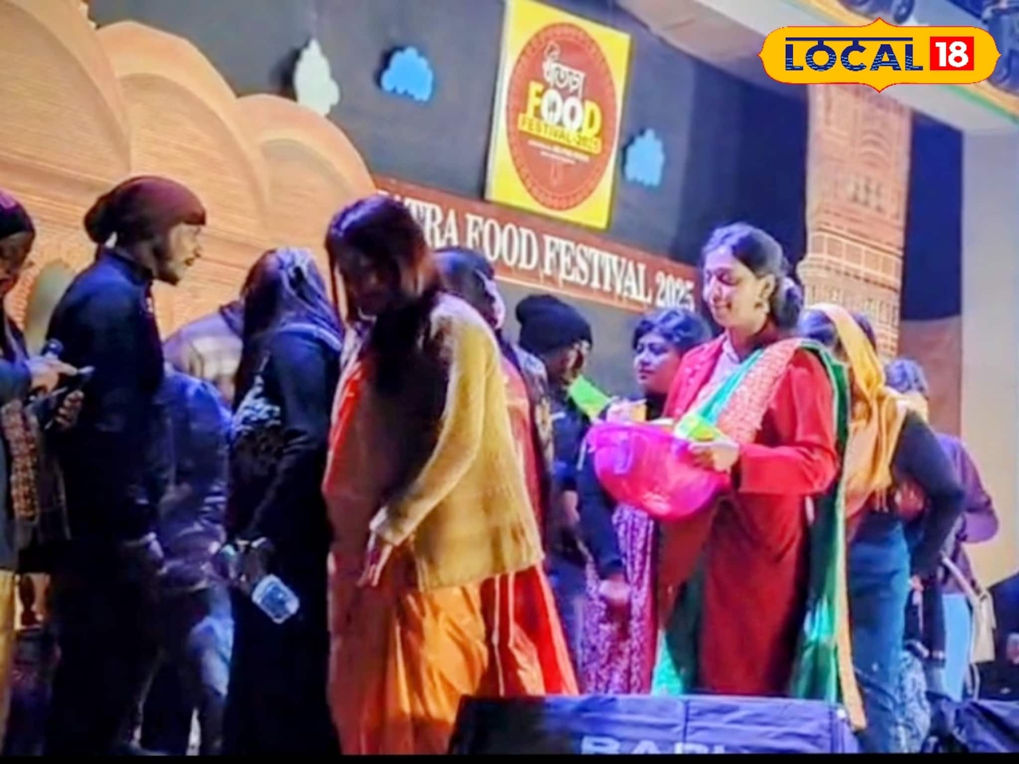 ফুচকা খাওয়া থেকে বালতিতে বল ছোড়া, ইশারায় গান,সিনেমা—খাতড়ার খাদ্য মেলায় জমজমাট ‘আমি দি