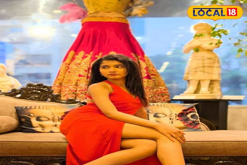 শিলিগুড়ির অলিগলি পেরিয়ে স্বপ্নের পথে আরও এক ধাপ এগোলেন শহরের মেয়ে অভিকা মালাকার। বাংলা ও হিন্দি টেলিভিশনের পরিচিত মুখ এবার বড়পর্দায় অভিষেক করতে চলেছেন তিনি। রাজ চক্রবর্তী পরিচালিত আসন্ন ছবি ‘হোক কলরব’–এর হাত ধরেই সিনেমার জগতে নতুন যাত্রা শুরু হচ্ছে অভিকার। ইতিমধ্যেই ছবির পোস্টার প্রকাশ্যে এসেছে, আর তা ঘিরে উত্তেজনা শিলিগুড়ি জুড়ে।