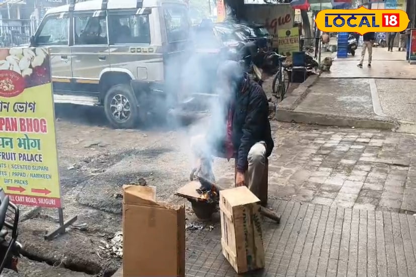 শিলিগুড়ি, ঋত্বিক ভট্টাচার্য : বছরের একেবারে শেষপ্রান্তে এসে শিলিগুড়ি যেন ঢুকে পড়েছে শীতের কড়া গ্রাসে। মঙ্গলবার সকাল থেকে ঘন কুয়াশা আর ঝিরঝিরে বৃষ্টিতে ঢেকে যায় গোটা শহর। আশ্চর্যের বিষয়, দুপুর দুটো বেজে গেলেও আকাশে সূর্যের কোনো দেখা মেলেনি। কুয়াশার ঘন চাদরে ঢেকে থাকায় দিনভরই এক ধরনের সন্ধ্যামাখা আবহ তৈরি হয়।