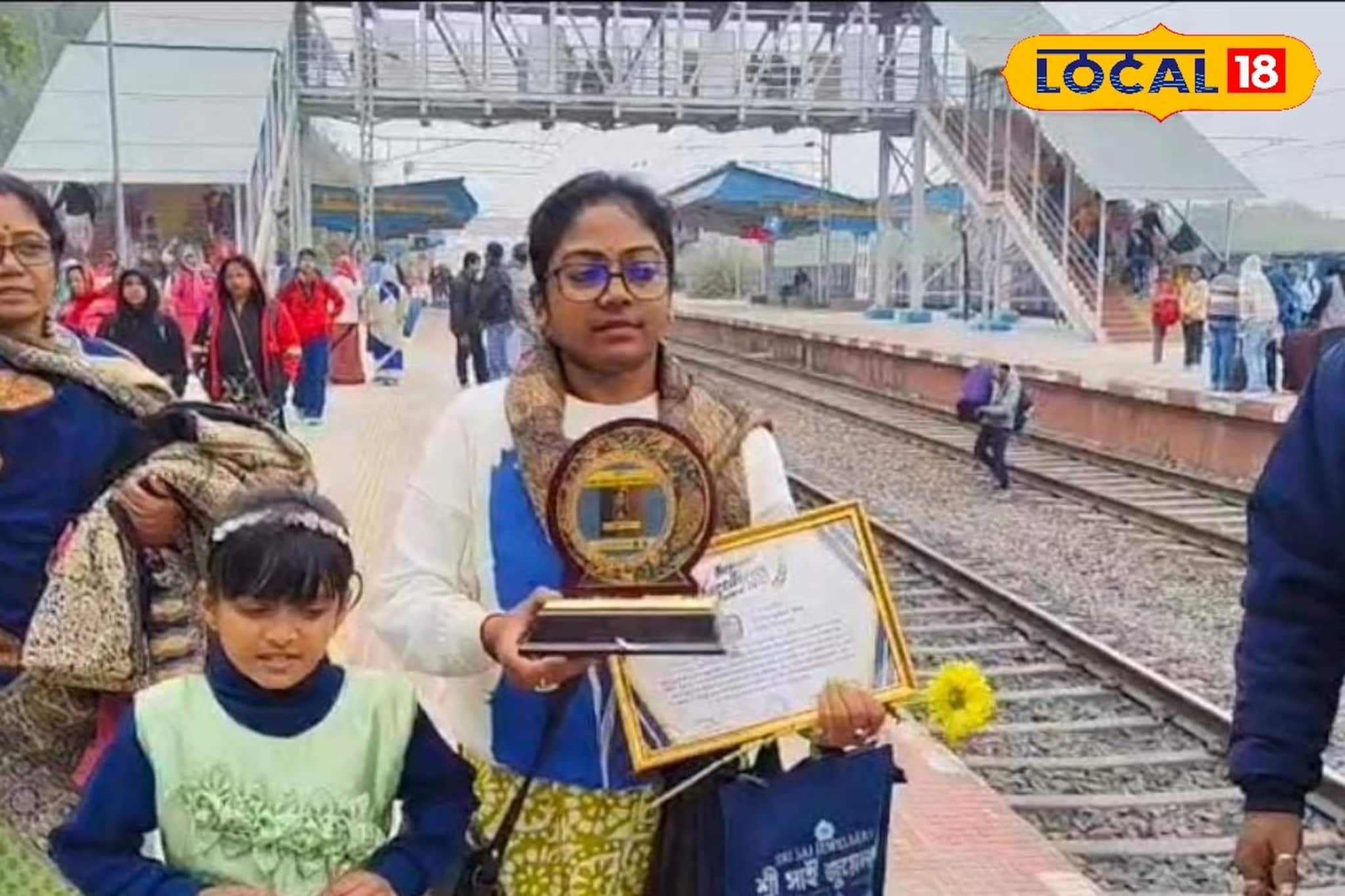 গৃহশিক্ষকতার স্বল্প উপার্জনে দুঃস্থ আদিবাসী পড়ুয়াদের বই খাতা কলম খাবার কিনে দেন তরুণী