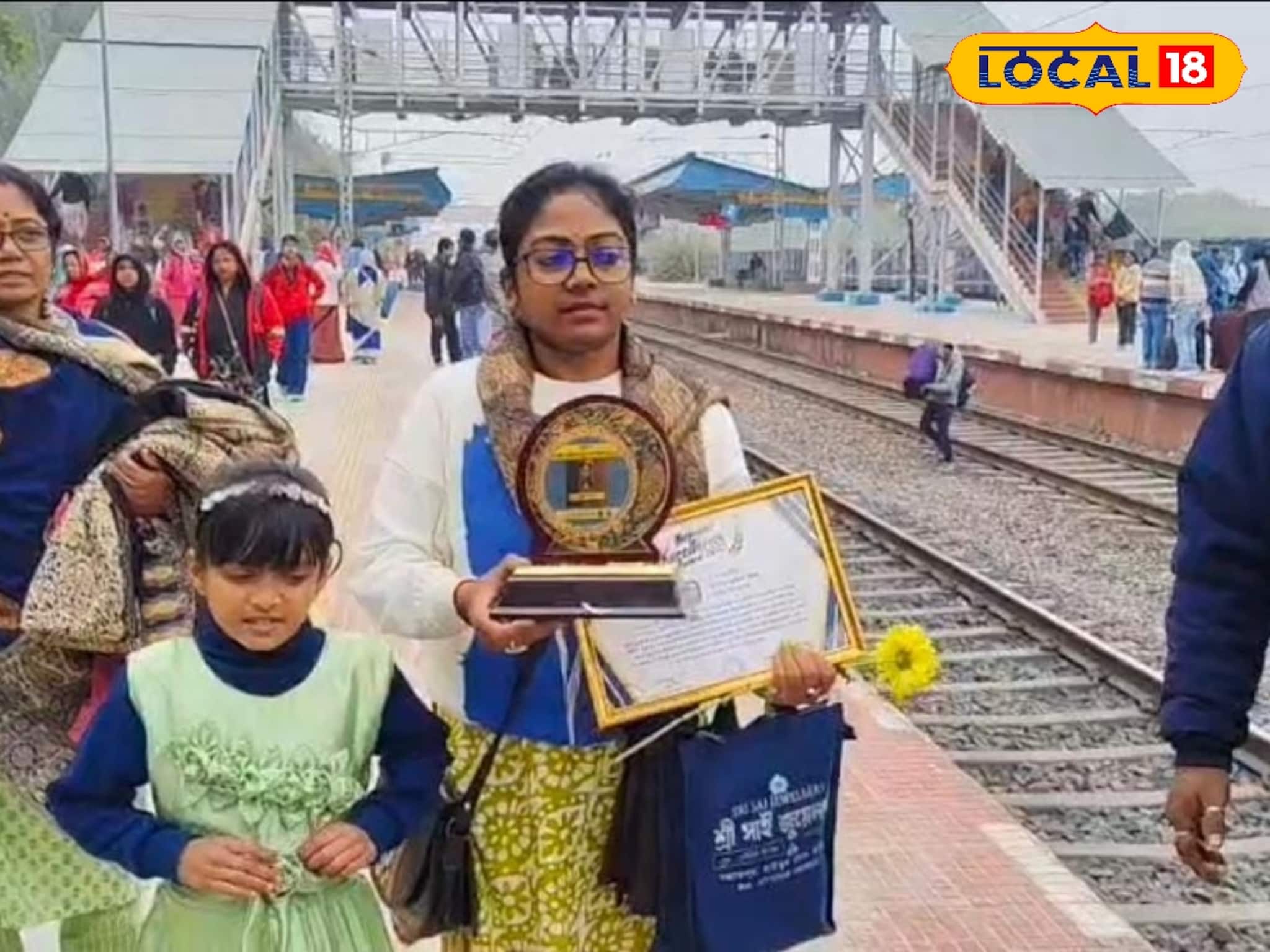 গৃহশিক্ষকতার স্বল্প উপার্জনে দুঃস্থ আদিবাসী পড়ুয়াদের বই খাতা কলম খাবার কিনে দেন তরুণী