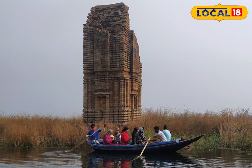 চারপাশে অপার প্রাকৃতিক সৌন্দর্য। তার মাঝখানে দামোদর নদ। মাঝিদের দাঁড় বওয়ার ছন্দময় শব্দে টলমল করতে থাকা নৌকা এগিয়ে চলে ধীরে ধীরে। কিছুক্ষণ নৌকাভ্রমণ করলেই দূরে চোখে পড়বে একের পর এক প্রাচীন দেউল, যেগুলো সময় আর জলের সঙ্গে লড়াই করে এখনও দাঁড়িয়ে থাকা ইতিহাসের নীরব সাক্ষী।খানিক দূরে দেখা মিলবে আরও একটি দেউলের। তারও অবস্থা একই রকম। এই এলাকার তৃতীয় দেউলটি বছরের বেশির ভাগ সময়েই থাকে জলের তলায়। তবে গরমের দিনে দামোদ নদের জল কমলে, অংশবিশেষ দৃশ্যমান হয়ে ওঠে। (ছবি ও তথ্য: শান্তনু দাস)