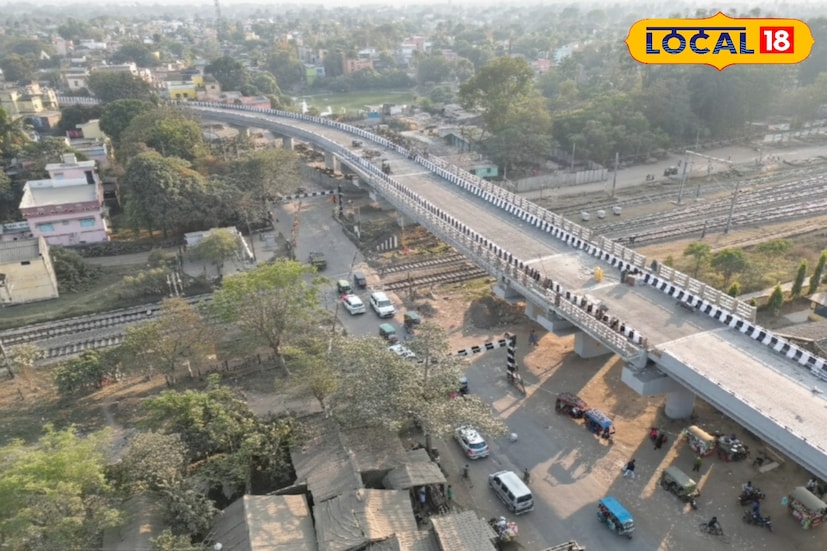 বীরভূমের সিউড়ির হাটজনবাজারে রেল উড়ালপুলের দাবি দীর্ঘদিনের। রেললাইন পারাপারকে কেন্দ্র করে যানজট ও দুর্ঘটনার আশঙ্কা নিত্যদিনের ছিল। সেই সমস্যা সমাধানে ২০১৮ সালে রেল উড়ালপুল তৈরির কাজ শুরু হয়। ছবি ও তথ্য: সুদীপ্ত গড়াই 