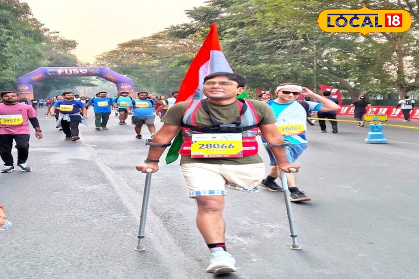 উত্তর ২৪ পরগনা, রুদ্র নারায়ণ রায়: এক পা নেই, তবু থেমে যাননি। বরং একের পর এক নজির গড়ে চলেছেন কামারহাটির বাসিন্দা উদয় কুমার। দেশের ১৭টি রাজ্যে প্রায় ৯০টি ম্যারাথনে অংশগ্রহণ, ১২,৫০০ ফুট উচ্চতার সান্দাকফু এবং ১৬,৫০০ ফুটের কাঞ্চনজঙ্ঘা রেঞ্জ পেরিয়ে ২০২৪ সালে আফ্রিকার মাউন্ট কিলিমাঞ্জারো জয়- সবই এক পায়ে ভর করে