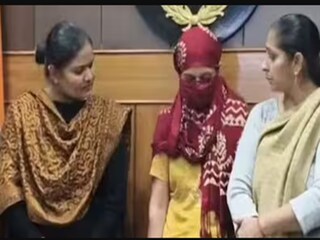 অভিযুক্ত পুনমকে (মাঝখানে) গ্রেফতার করেছে পুলিশ৷ 