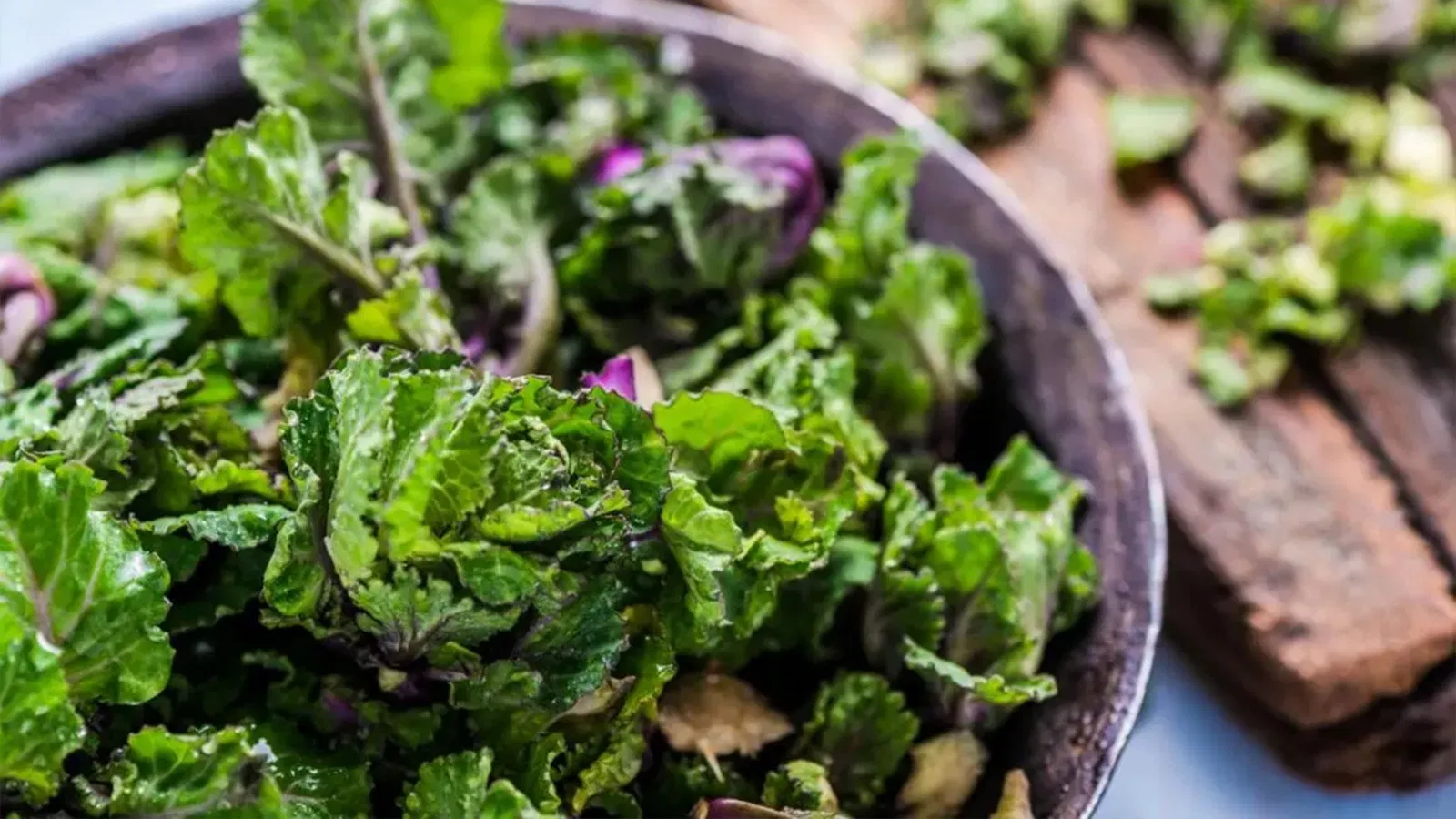 এমনই একটি শাক হল কপিপাতার শাক বা কেল। চমকপ্রদ স্বাস্থ্য গুণের সম্ভার এই শাক এখন ভারতীয় ছাড়াও বিদেশের বিভিন্ন প্রান্তেও প্রধান খাদ্যগুলির মধ্যে একটি হয়ে উঠেছে। কেল পুষ্টির একটি সমৃদ্ধ উৎস। এককথায় পুষ্টির পাওয়ারহাউস!