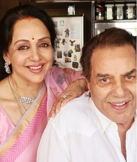 প্রকাশ কৌর স্টারডাস্টকে বলেন, ‘‘ধর্মেন্দ্র একজন নিখুঁত স্বামী নন, কিন্তু তিনি একজন চমৎকার বাবা। হেমাজি খুবই সুন্দরী; যে কোনও পুরুষই তাঁর প্রতি আকৃষ্ট হবে।’’ এর পর প্রকাশ এবং হেমা একে অপরের থেকে দূরত্ব বজায় রেখেছিলেন, যদিও তাদের আগে কয়েকবার দেখা হয়েছিল।