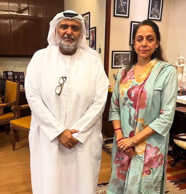 ভক্তরা তাঁকে দেখার শেষ সুযোগ না পাওয়ায় তিনি দুঃখ প্রকাশ করেছেন, তবুও সেই সিদ্ধান্তের কারণটি প্রকাশ করেছেন: ‘‘ধর্মেন্দ্র নিজেকে সারা জীবন কখনও দুর্বল বা অসুস্থ হিসেবে দেখাতে চাননি। তিনি কাছের মানুষদের কাছ থেকেও তাঁর কষ্ট লুকিয়ে রেখেছিলেন। ব্যক্তি চলে যাওয়ার পরে সিদ্ধান্ত পরিবারের হাতেই থেকে যায়’’, বলছেন হেমা। (Photo: Instagram)