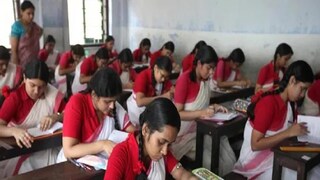 উচ্চ মাধ্যমিক শিক্ষা সংসদের তরফ থেকে যে গাইডলাইন প্রকাশ করা হয়েছে তাতে উল্লেখ করা হয়েছে, এ বার চতুর্থ সেমিস্টারের পরীক্ষার্থীদের শুধু অনলাইন অ্যাডমিট কার্ড দেওয়া হবে। শিক্ষা সংসদ স্কুলগুলিকে অ্যাডমিট কার্ডের লিঙ্ক পাঠাবে। স্কুলগুলি সেই লিঙ্ক ডাউনলোড করে পরীক্ষার্থীদের অ্যাডমিট কার্ড প্রিন্ট করে দেবে।