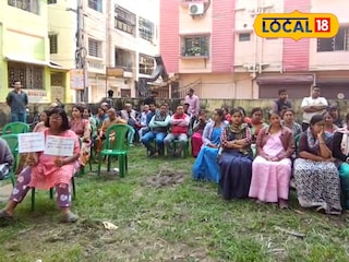 স্থানীয়দের প্রতিবাদ স্থানীয়দের প্রতিবাদ