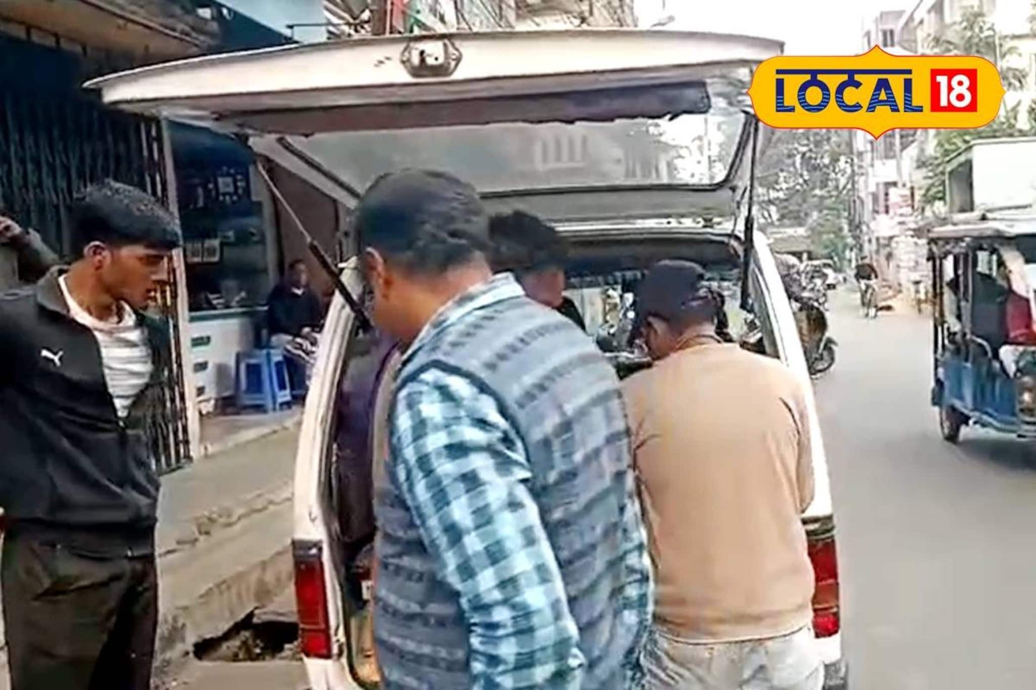 শরীরে সার নেই, মুখ থেকে বেরোচ্ছে গ্যাঁজলা! চুঁচুড়ায় একাকী বৃদ্ধের অস্বাভাবিক মৃত্যু শরীরে সার নেই, মুখ থেকে বেরোচ্ছে গ্যাঁজলা! চুঁচুড়ায় একাকী বৃদ্ধের অস্বাভাবিক মৃত্যু