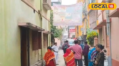 বাড়িতে দেহ উদ্ধারের পর প্রতিবেশীদের ভিড় বাড়িতে দেহ উদ্ধারের পর প্রতিবেশীদের ভিড়