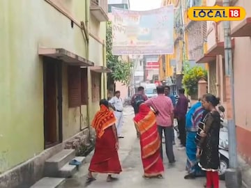 বাড়িতে দেহ উদ্ধারের পর প্রতিবেশীদের ভিড়