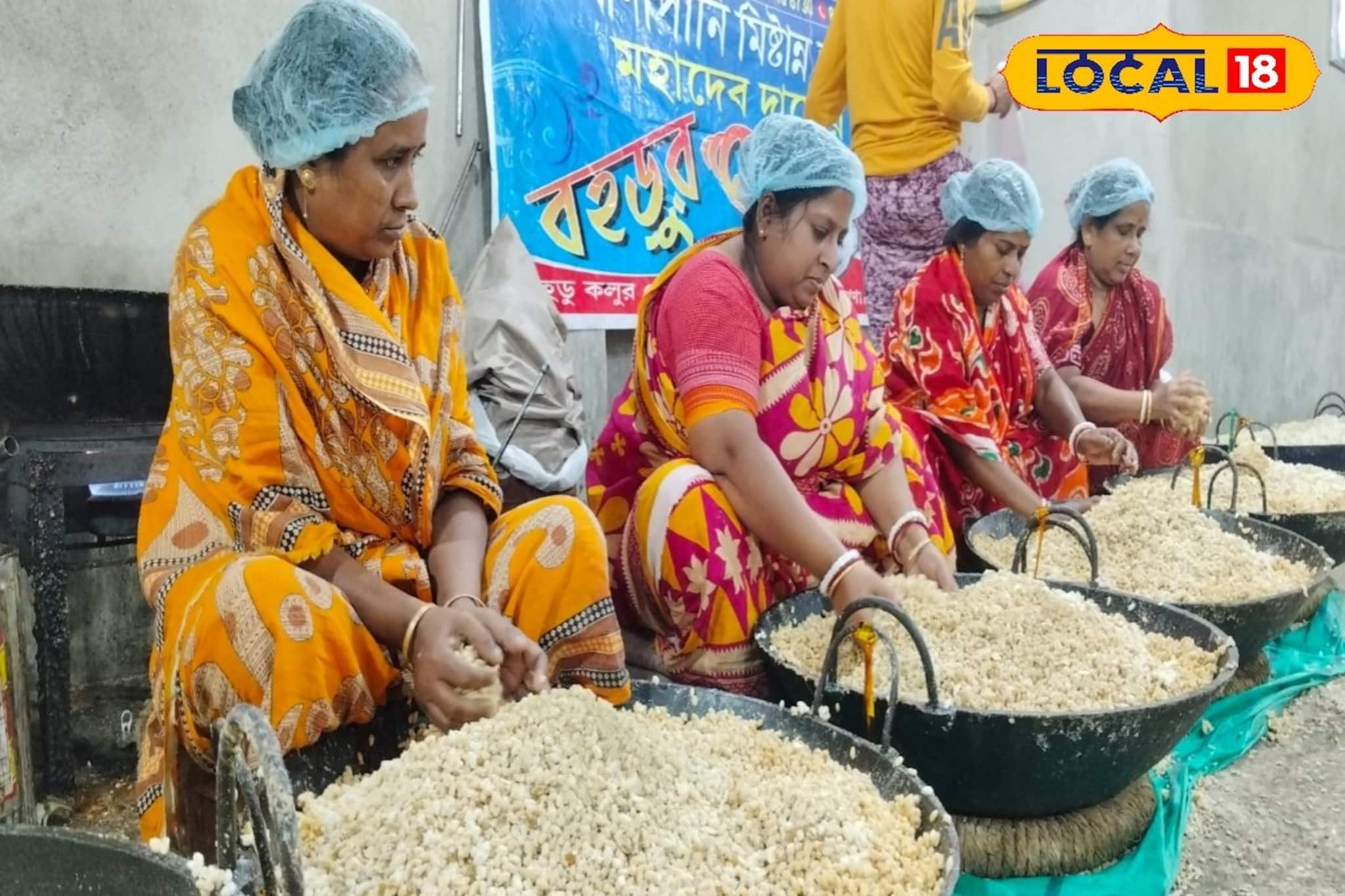 শীতের মরশুম এলেই গৃহবধূদের উপরি রোজগার! সংসার সামলে ছুটছেন মোয়ার দোকানে