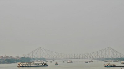 উত্তরবঙ্গে কুয়াশার ঘনঘটা হতে পারে অন্তত চার জেলাতে। দার্জিলিং-সহ পার্বত্য এলাকায় আগামী কয়েক দিন মাঝারি কুয়াশা দৃশ্যমানতা ২০০ মিটারে নেমে আসতে পারে। হালকা থেকে মাঝারি কুয়াশার সতর্কবার্তা দার্জিলিং ছাড়া জলপাইগুড়ি, আলিপুরদুয়ার এবং কোচবিহার জেলাতে। 