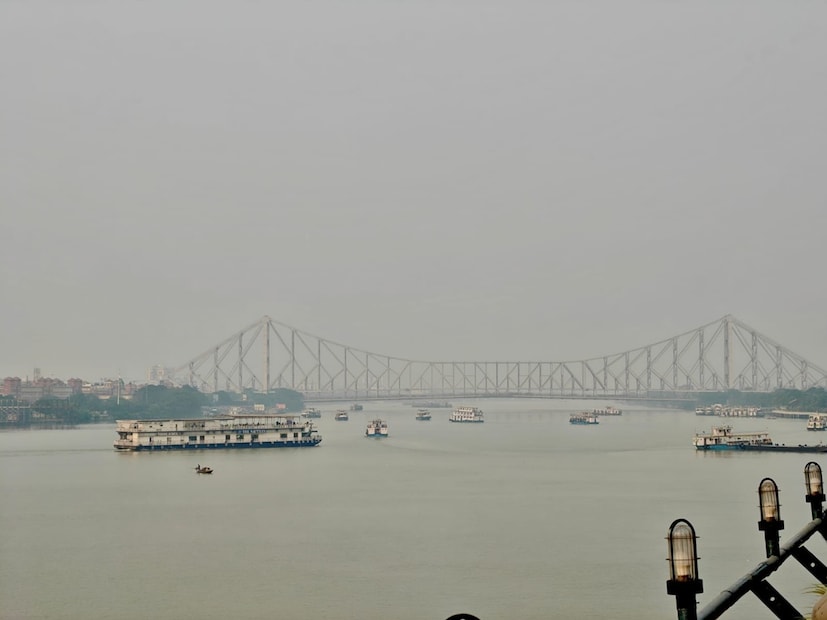 উত্তরবঙ্গে প্রধানত শুষ্ক আবহাওয়া এবং বৃষ্টির সম্ভাবনা নেই। সকালে হালকা কুয়াশা পরে পরিষ্কার আকাশ। দার্জিলিঙে ৫ ডিগ্রি সেলসিয়াসের ঘরে থাকবে তাপমাত্রা। মালদহে ১৬ ডিগ্রির ঘরে পারদ। আগামী ৪-৫ দিন তাপমাত্রা একইরকম থাকবে। 
