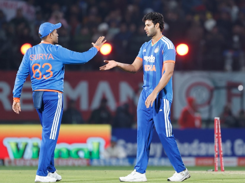 সেই পরিস্থিতি থেকে দলের হাল ধরেন মার্করাম। যদিও তাঁকে ফেরেইরা ছাড়া কেউই সঙ্গ দিতে পারেনি। শেষ পর্যন্ত ৪৬ বলে ৬১ রান করে অর্শদীপের বলে আউট হন মার্করাম। ১১৭ রানে অল আউট হয়ে যায় দক্ষিণ আফ্রিকা। Image: X/BCCI