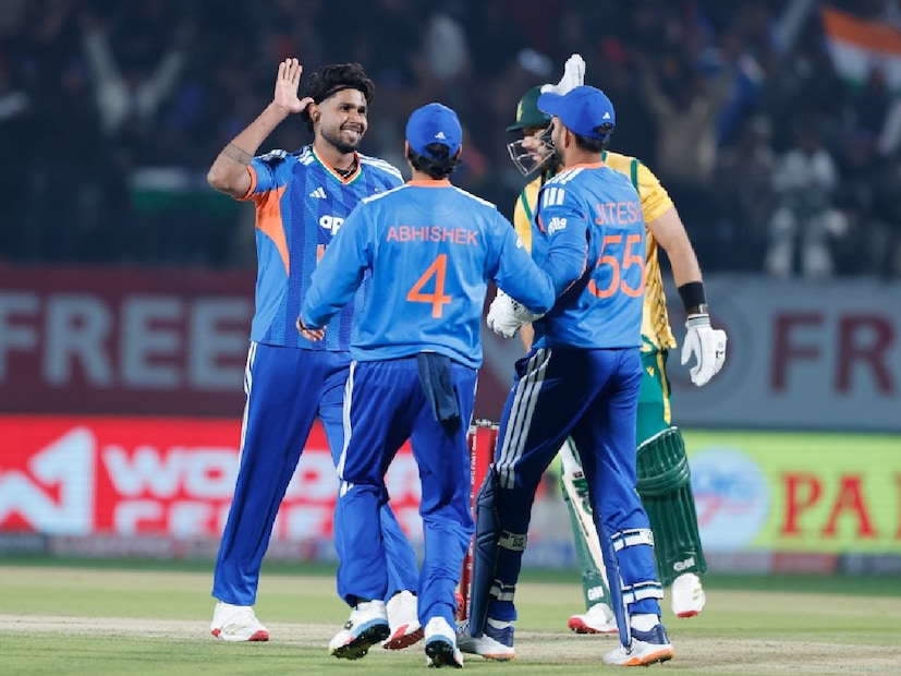 তৃতীয় টি২০ ম্যাচে টসে জিতে দক্ষিণ আফ্রিকাকে ৭ উইকেটে হারাল ভারত। এদিন শুরু থেকে অর্শদীপ এবং হর্ষিত রানার দাপটে পর পর উইকেট হারিয়ে চাপে পড়ে যায় দক্ষিণ আফ্রিকা। ৩ বলে মাত্র ১ রান করে আউট হন কুইনটন ডিকক। শূন্য রানে সাজঘরে ফেরেন হেন্ডরিক্স। Image: X/BCCI তৃতীয় টি২০ ম্যাচে টসে জিতে দক্ষিণ আফ্রিকাকে ৭ উইকেটে হারাল ভারত। এদিন শুরু থেকে অর্শদীপ এবং হর্ষিত রানার দাপটে পর পর উইকেট হারিয়ে চাপে পড়ে যায় দক্ষিণ আফ্রিকা। ৩ বলে মাত্র ১ রান করে আউট হন কুইনটন ডিকক। শূন্য রানে সাজঘরে ফেরেন হেন্ডরিক্স। Image: X/BCCI