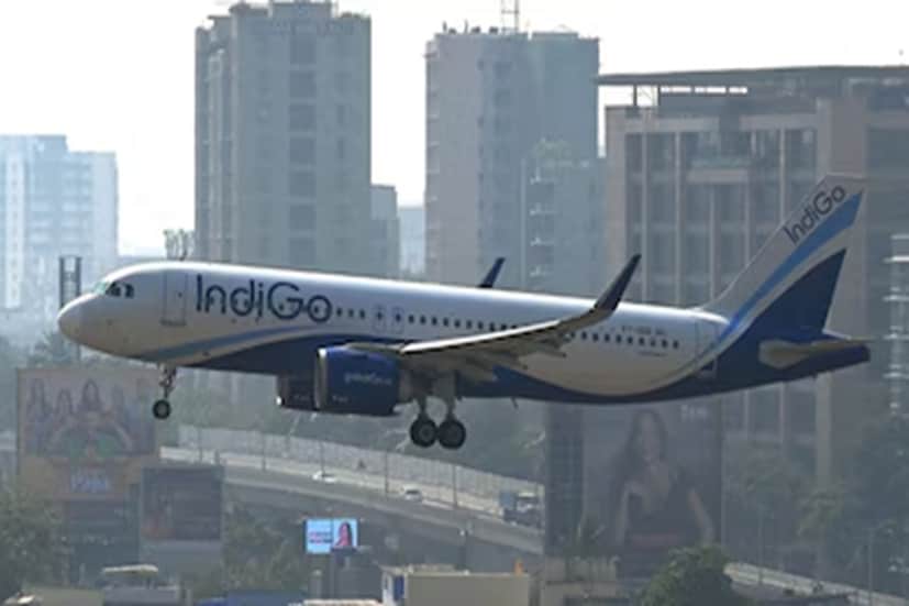 গত সপ্তাহে ভারতজুড়ে প্রধান বিমানবন্দরগুলিতে ব্যাপক বিশৃঙ্খলার সৃষ্টি হওয়ার পর ইন্ডিগোর পূর্বে অনুমোদিত শীতকালীন ফ্লাইটের সময়সূচি কমানোর পরিকল্পনা করছে কেন্দ্র। ভারতের শীর্ষস্থানীয় বিমান সংস্থা ইন্ডিগোর ব্যাপক কর্মক্ষমতার ব্যর্থতা এবং বৃহৎ পরিসরে বিঘ্নের প্রতিক্রিয়ায় এই পদক্ষেপ গৃহীত হতে চলেছে। সোমবার রাতে দূরদর্শনকে দেওয়া এক সাক্ষাৎকারে বিমানমন্ত্রী রাম মোহন নাইডু (Civil Aviation Minister Ram Mohan Naidu) বলেন: ‘‘আমরা ইন্ডিগোর রুট কমিয়ে দেব। তারা বর্তমানে ২,২০০টি ফ্লাইট পরিচালনা করছে। আমরা সেগুলো কমিয়ে দেব।’’ (Image: Indranil Mukherjee/AFP) গত সপ্তাহে ভারতজুড়ে প্রধান বিমানবন্দরগুলিতে ব্যাপক বিশৃঙ্খলার সৃষ্টি হওয়ার পর ইন্ডিগোর পূর্বে অনুমোদিত শীতকালীন ফ্লাইটের সময়সূচি কমানোর পরিকল্পনা করছে কেন্দ্র। ভারতের শীর্ষস্থানীয় বিমান সংস্থা ইন্ডিগোর ব্যাপক কর্মক্ষমতার ব্যর্থতা এবং বৃহৎ পরিসরে বিঘ্নের প্রতিক্রিয়ায় এই পদক্ষেপ গৃহীত হতে চলেছে। সোমবার রাতে দূরদর্শনকে দেওয়া এক সাক্ষাৎকারে বিমানমন্ত্রী রাম মোহন নাইডু (Civil Aviation Minister Ram Mohan Naidu) বলেন: ‘‘আমরা ইন্ডিগোর রুট কমিয়ে দেব। তারা বর্তমানে ২,২০০টি ফ্লাইট পরিচালনা করছে। আমরা সেগুলো কমিয়ে দেব।’’ (Image: Indranil Mukherjee/AFP)