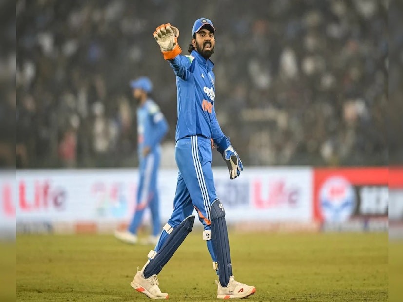 শিশির ভেজা দ্বিতীয় ইনিংসে এইডেন মার্করামের দুর্দান্ত ১১০, ডিওয়াল্ড ব্রেভিসের ৩৪ বলে ৫৪ এবং ম্যাথু ব্রিটজকের ৬৮ রানের সুবাদে ভারত সফরে আসা দক্ষিণ আফ্রিকা জয়ের পথে এগিয়ে যান। ভারতের শেষ দিকের স্ট্রাইক বোলাররা থাকা সত্ত্বেও করবিন বোশ এবং কেশব মহারাজ দলকে জয়ের পথে এগিয়ে নিয়ে যান। এদিনের পুরো ম্যাচে প্রসিদ্ধ কৃষ্ণা পুরোটা সময় লড়াই করেছিলেন, দুটি উইকেট নিয়েছিলেন কিন্তু ১০.২০ ইকোনমি রেটে ৮৫ রান দিয়েছিলেন, অন্যদিকে হর্ষিত রানা এবং ওয়াশিংটন সুন্দরও খেলায় বল হাতে  প্রভাব বিস্তার করতে বাধ্য৷