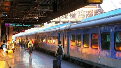 কলকাতা: পূর্ব রেলওয়ের নতুন টাইম টেবিল ০১.০১.২০২৬ থেকে কার্যকর হতে যাচ্ছে। এই নতুন টাইম টেবিলের মূল উদ্দেশ্য হল সময়ানুবর্তিতার বন্ধনে ট্রেন পরিচালনার মাধ্যমে যাত্রা সুনিশ্চিত করা। যাত্রা সময় কমে যাওয়ায় পরিচালনাগত সুবিধা বৃদ্ধির  ফলে  ভবিষ্যতে আরও বেশি সংখ্যক ট্রেন চালানোর সুযোগ সৃষ্টি হবে।