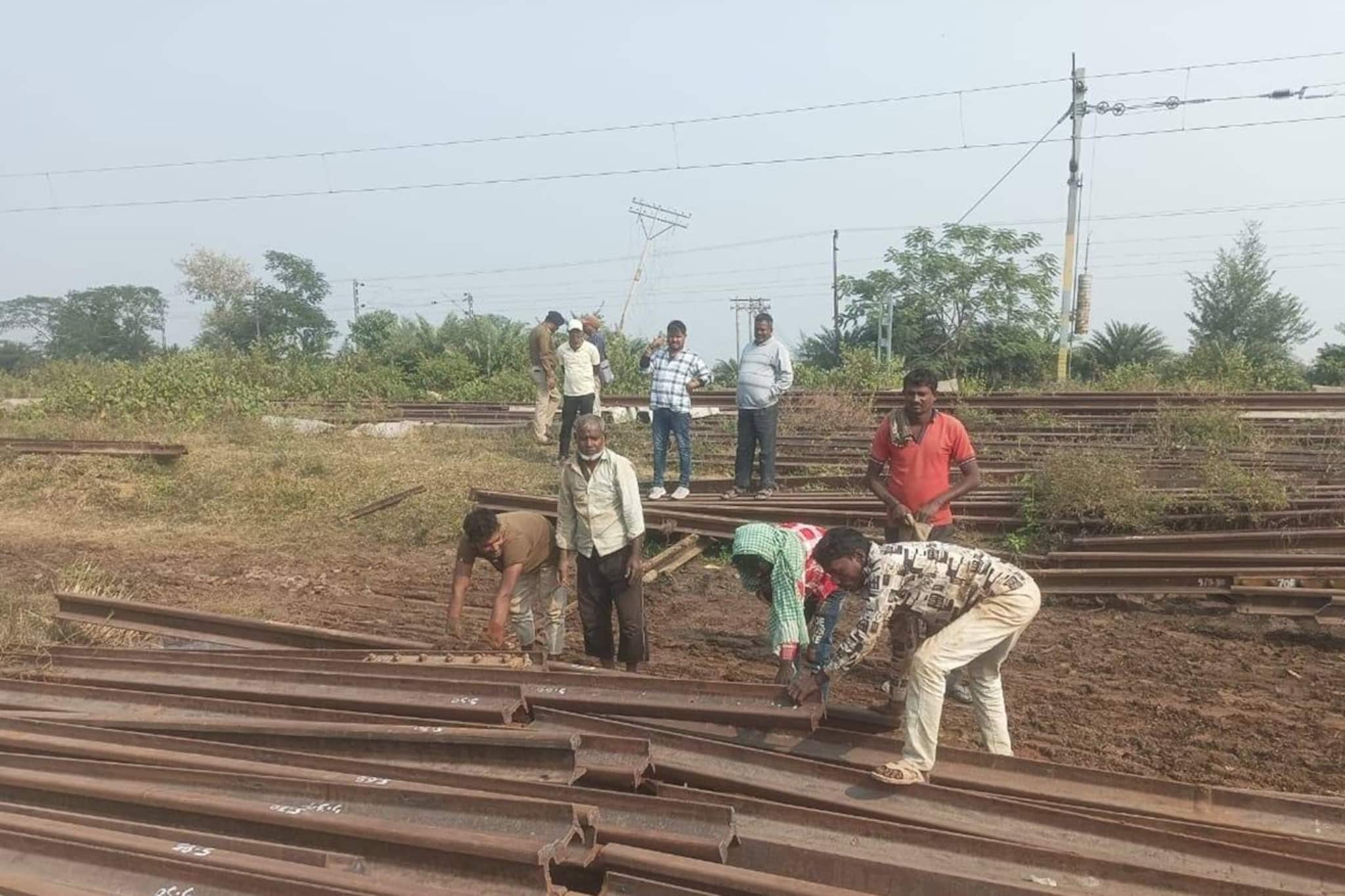স্ক্র‍্যাপ বিক্রি করেই প্রায় চার কোটি টাকা ! রেকর্ড পরিমাণ আয় রেলের মালদহ ডিভিশনের