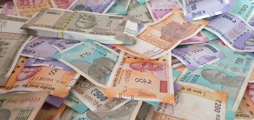 আসলে, বিশ্বের অনেক দেশ আছে যেখানে আপনার কাছে মাত্র ৫০০ বা ২০০০ টাকা মতো থাকলেই আপনি নিজেকে কোটিপতির মতো অনুভব করতে পারেন। কারণ এই পৃথিবীতেই এমন কিছু দেশ আছে যেখানে ভারতীয় রুপির মূল্য এত বেশি যে সামান্য সঞ্চয় থেকেই অনেক কিছু কিনে ফেলতে পারবেন চোখের নিমেষে।