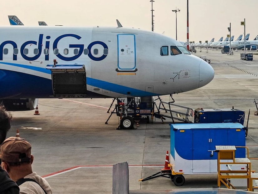 যা দেখা যাচ্ছে, তার চেয়েও বেশি ভয়াবহ আকার ধারণ করেছে ইন্ডিগো বিমান বাতিল সঙ্কট। সূত্রের খবর, ইন্ডিগো অগাস্ট মাসে প্রচুর পরিমাণে ছাড়ের টিকিট বিক্রি করেছিল, পরে ক্রু সঙ্কটের কারণে হাজার হাজার ফ্লাইট বাতিল করা হয়েছিল। সূত্র জানিয়েছে যে বিমান সংস্থাটি ২০২৫ সালের অগাস্ট থেকে নভেম্বরের মধ্যে চারটি বড় প্রচারমূলক সেল শুরু করেছিল, ৪০-৫০% ছাড় অফার করেছিল, যার মধ্যে অনেকগুলিই সেই ভ্রমণের সময়কালকে অন্তর্ভুক্ত করেছিল, যা অবশেষে ব্যাপক ব্যাঘাতের সম্মুখীন হয়েছে। যা দেখা যাচ্ছে, তার চেয়েও বেশি ভয়াবহ আকার ধারণ করেছে ইন্ডিগো বিমান বাতিল সঙ্কট। সূত্রের খবর, ইন্ডিগো অগাস্ট মাসে প্রচুর পরিমাণে ছাড়ের টিকিট বিক্রি করেছিল, পরে ক্রু সঙ্কটের কারণে হাজার হাজার ফ্লাইট বাতিল করা হয়েছিল। সূত্র জানিয়েছে যে বিমান সংস্থাটি ২০২৫ সালের অগাস্ট থেকে নভেম্বরের মধ্যে চারটি বড় প্রচারমূলক সেল শুরু করেছিল, ৪০-৫০% ছাড় অফার করেছিল, যার মধ্যে অনেকগুলিই সেই ভ্রমণের সময়কালকে অন্তর্ভুক্ত করেছিল, যা অবশেষে ব্যাপক ব্যাঘাতের সম্মুখীন হয়েছে।