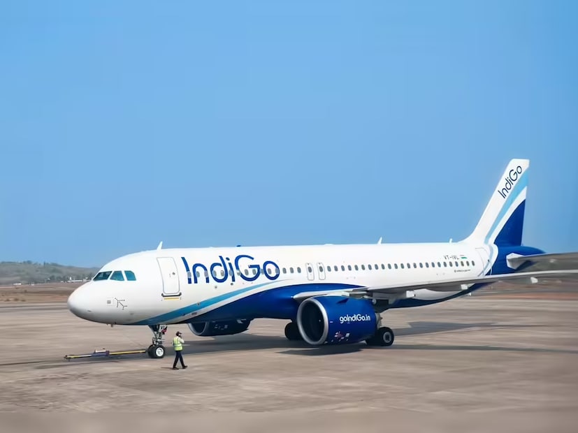 তবে মঙ্গলবার ইন্ডিগো ফ্লাইট সঙ্কটের তদন্তের অংশ হিসেবে মন্ত্রণালয়ের উপ-সচিবদের গ্রাউন্ড জিরো পরিস্থিতি মূল্যায়ন করার জন্য সারা দেশের বিমানবন্দরগুলিতে ভ্রমণ করার কথা রয়েছে। এছাড়াও বিমান শিল্পের মধ্যে সামগ্রিক অপারেশনাল প্রস্তুতি নিশ্চিত করার জন্য কেবল ইন্ডিগো নয়, অন্যান্য সমস্ত এয়ারলাইন্স নিয়েও একটি পুঙ্খানুপুঙ্খ পর্যালোচনা সভা করার কথা রয়েছে। সূত্র নিউজ18-কে জানিয়েছে যে সরকারি কর্মকর্তারা এবং ডিজিসিএ সকাল ১১টার দিকে এলবার্সের সঙ্গে দেখা করে বিমান সংস্থার সাম্প্রতিক অপারেশনাল ব্যর্থতা পর্যালোচনা করবেন বলে আশা করা হচ্ছে।