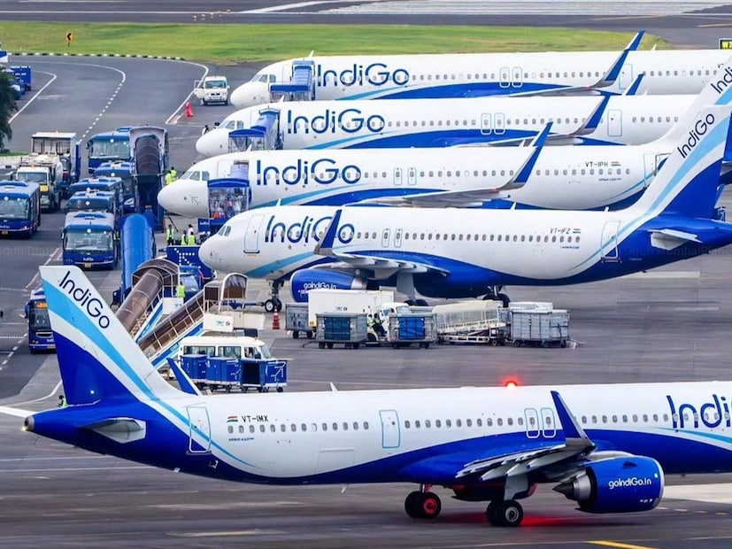 হঠাৎ আকাশছোঁয়া ভাড়ায় পৌঁছে গেছে অধিকাংশ রুটের টিকিট। শেষ মুহূর্তে অন্য এয়ারলাইনে সিট পেতে যাত্রীরা এখন বহু গুণ বেশি খরচ করতে বাধ্য হচ্ছেন। আর তাতেও যাত্রীদের পকেট খালি হওয়ার জের।