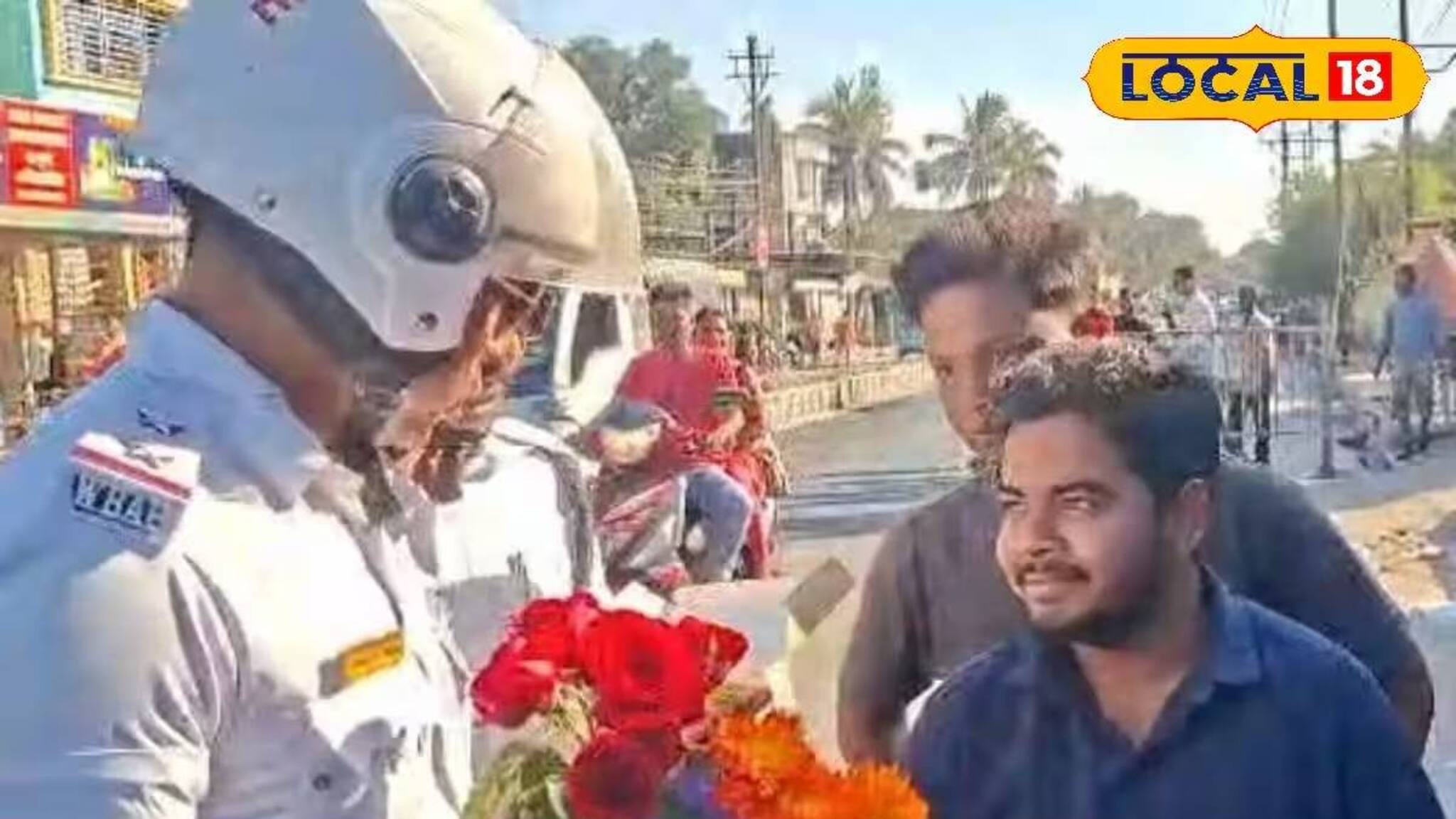 Traffic Awareness: জরিমানার বদলে মিষ্টিমুখ! হেলমেটহীন চালকদের গোলাপ-চকোলেট দিল ট্রাফিক পুলিশ, ইস্টার্ন বাইপাসে উলটপুরাণ