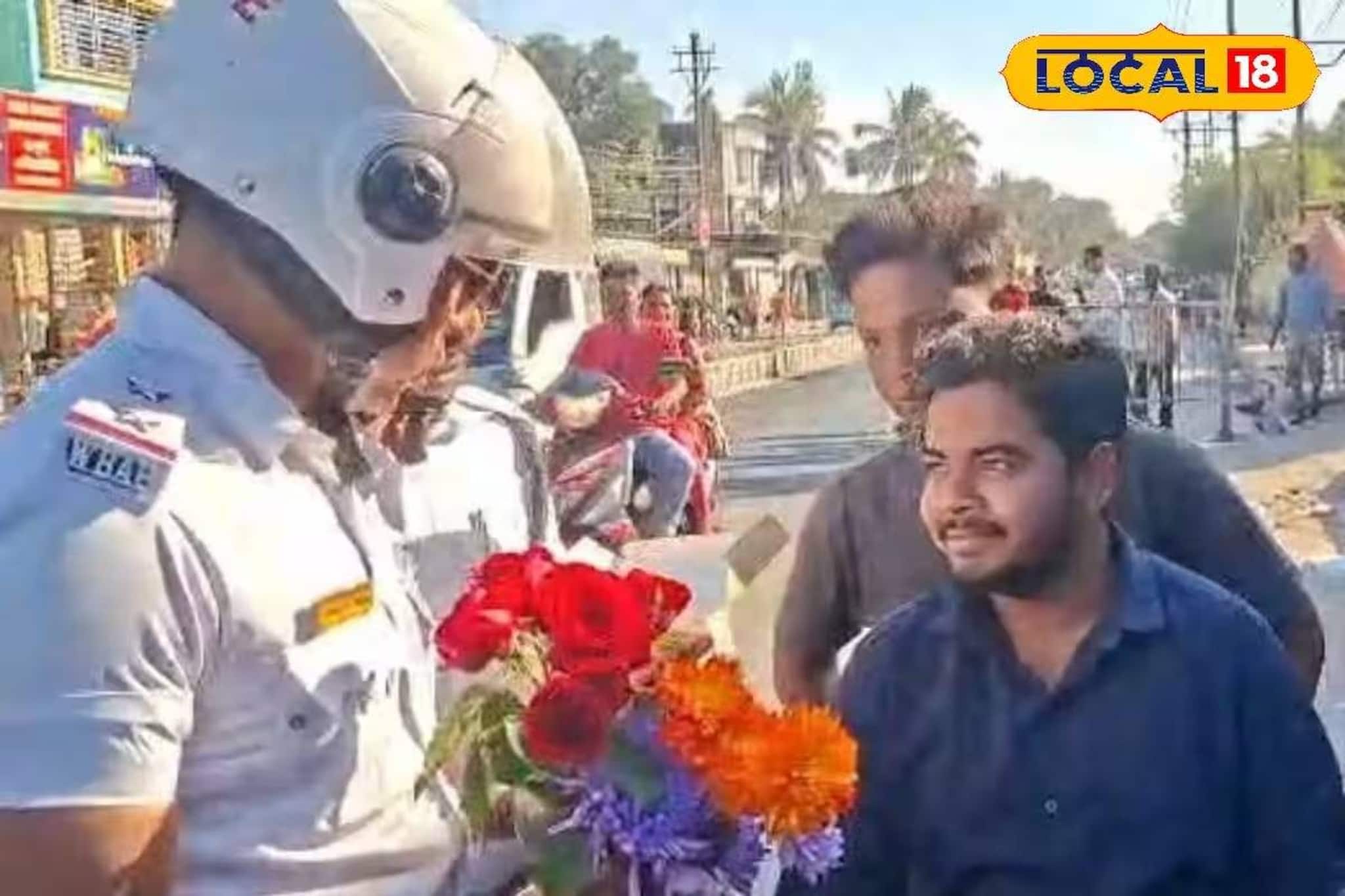 জরিমানার বদলে মিষ্টিমুখ! হেলমেটহীন চালকদের গোলাপ-চকোলেট দিল ট্রাফিক পুলিশ