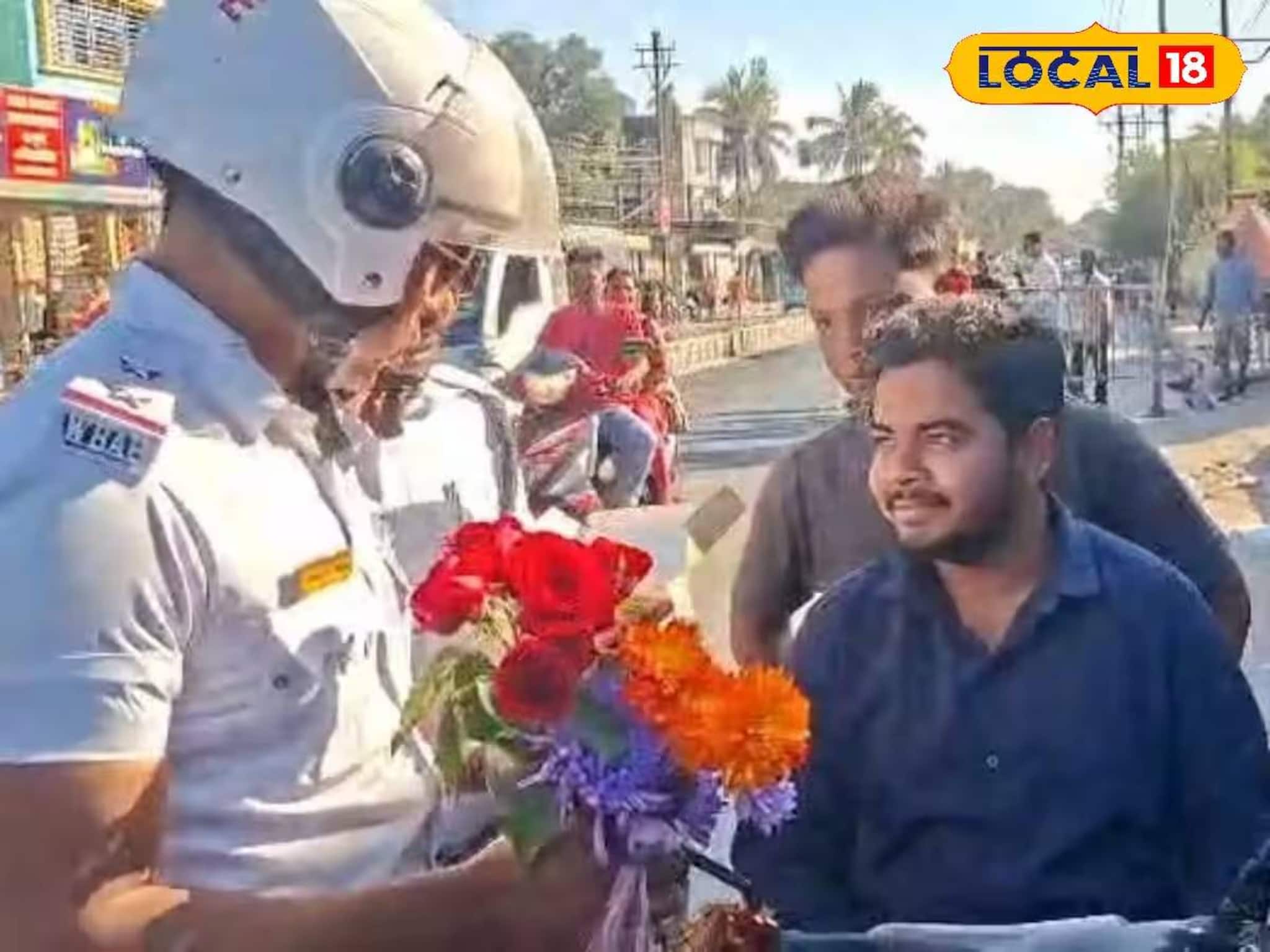 জরিমানার বদলে মিষ্টিমুখ! হেলমেটহীন চালকদের গোলাপ-চকোলেট দিল ট্রাফিক পুলিশ জরিমানার বদলে মিষ্টিমুখ! হেলমেটহীন চালকদের গোলাপ-চকোলেট দিল ট্রাফিক পুলিশ