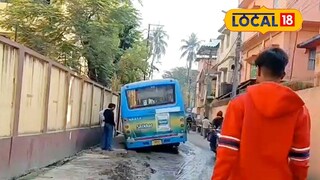 গর্তে বসে গিয়েছে বাসের চাকা
