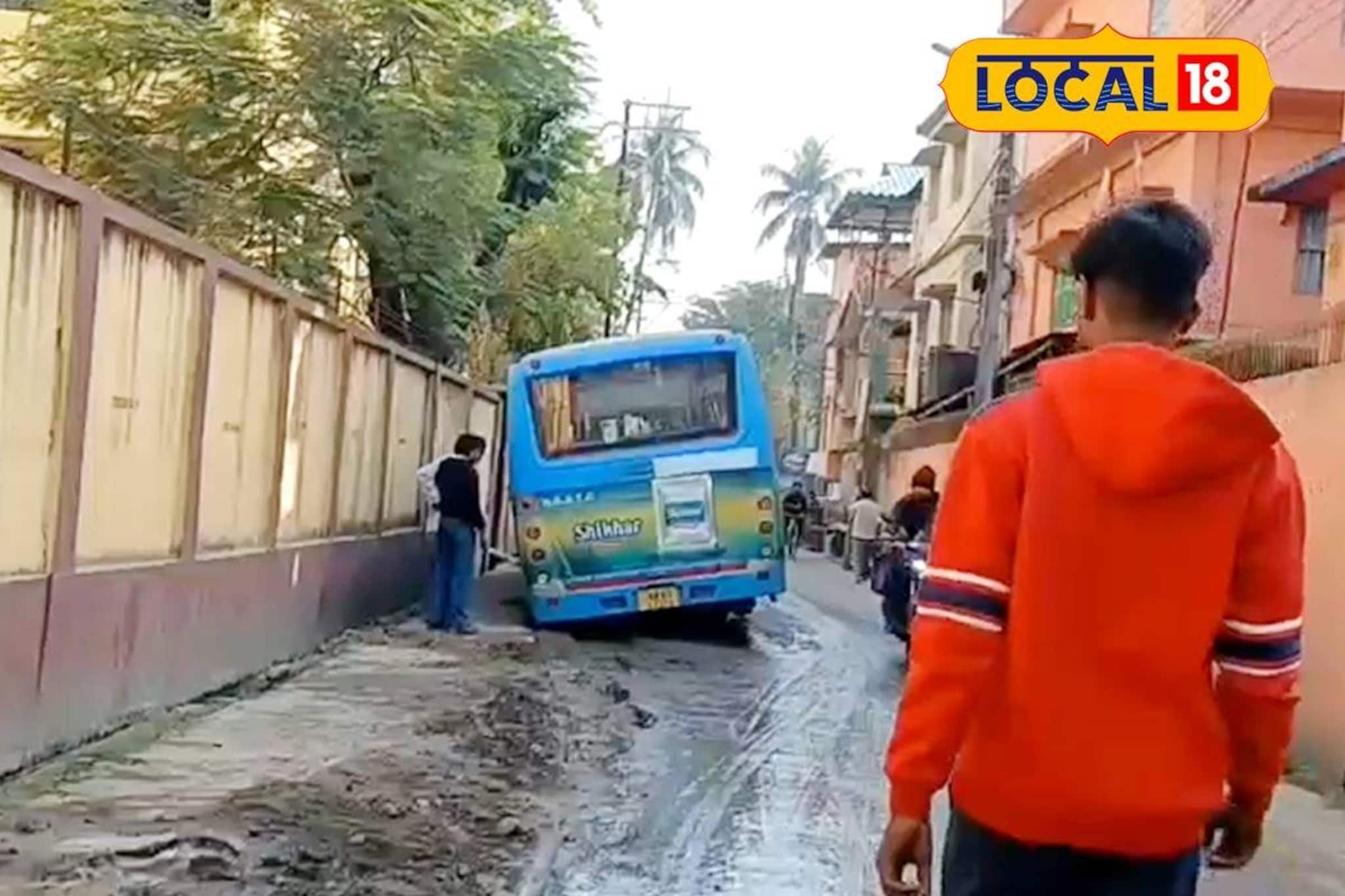 পাইপ লাইনের কাজের পর রাস্তা বেহাল! সাতসকালে দুর্ঘটনার কবলে মেডিক্যাল পড়ুয়াবোঝাই বাস