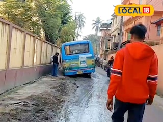 গর্তে বসে গিয়েছে বাসের চাকা