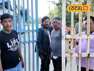 শ্মশানের গেটের সামনে বিক্ষোভ শ্মশানের গেটের সামনে বিক্ষোভ